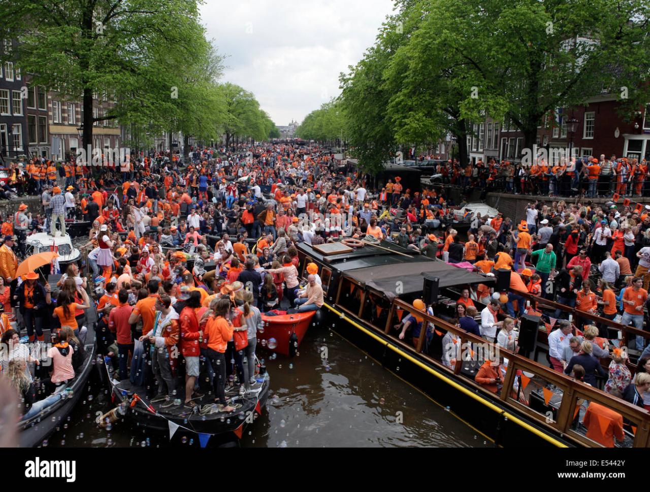 Amsterdam canals wears traffic